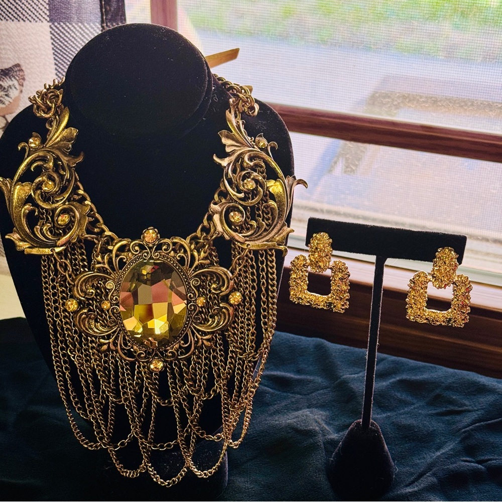 NWOT STUNNING GOLD PLATED STATEMENT NECKLACE with earrings included - Picture 9 of 9